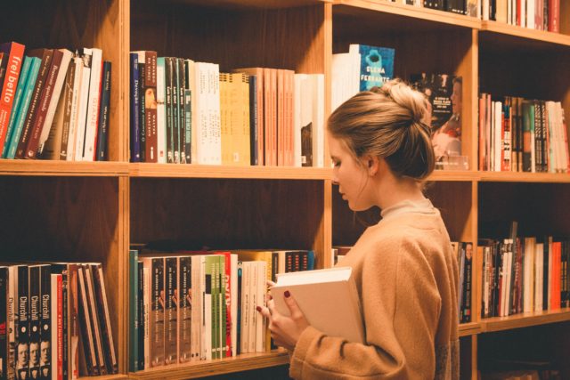 Una ragazza in biblioteca.