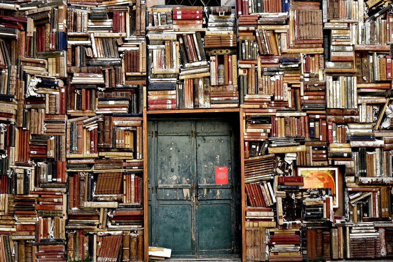 Un ingresso fatto da libri, per simboleggiare la cultura.