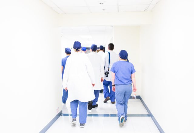 Fotografia con medici in un corridoio ospedaliero.