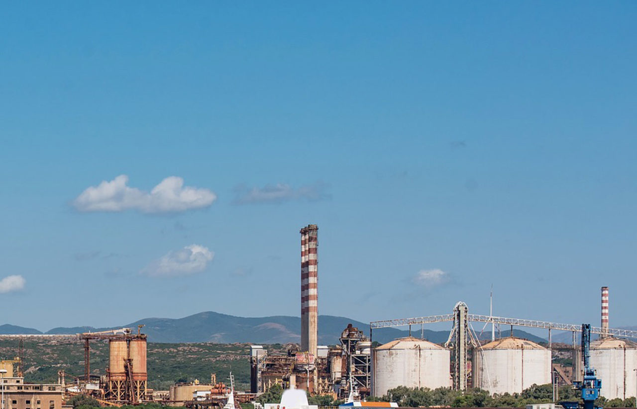 Una fotografia di una parte del polo industriale di Portovesme.
