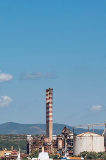 Una fotografia di una parte del polo industriale di Portovesme.