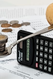 Delle monete, del cibo e una calcolatrice per rappresentare il Rei.