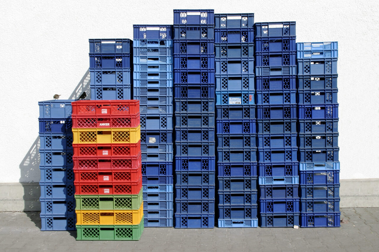 Cassette di plastica in un impianto italiano di riciclo; fotografia illustrativa.