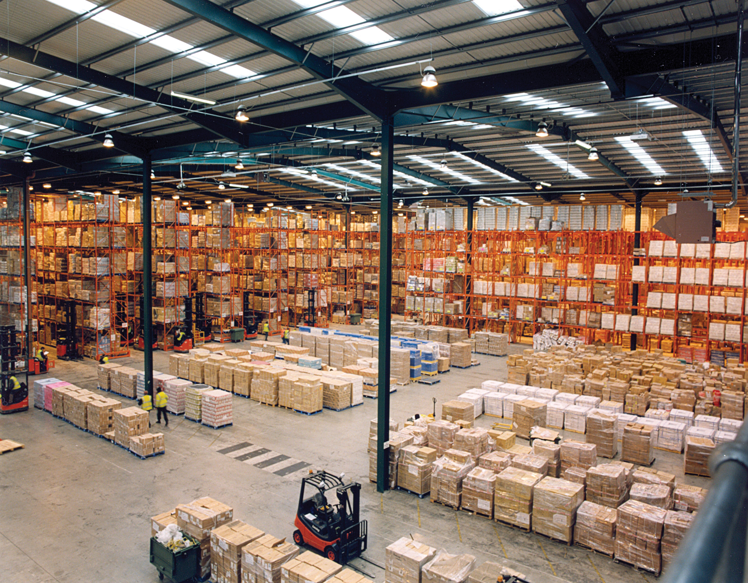 Magazzino con scaffalature per pallet; fotografia illustrativa.