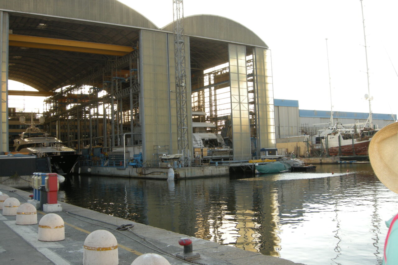 Yacht in costruzione nel cantiere Benetti di Viareggio, fotografato nel 2012.